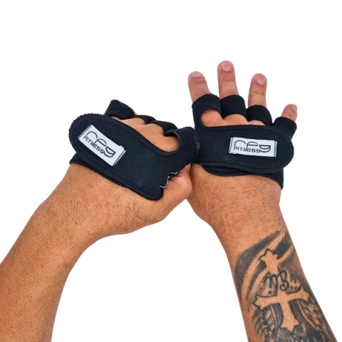 Meia luva de musculação preta, mostrando as mãos de um usuário com tatuagens.