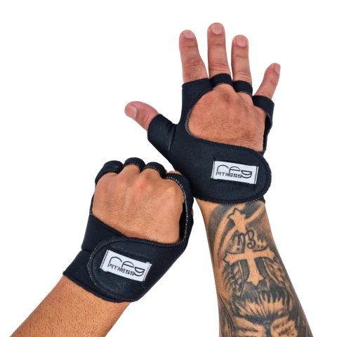 Luva de musculação preta da RPG Fitness, destacando as mãos usando o acessório.