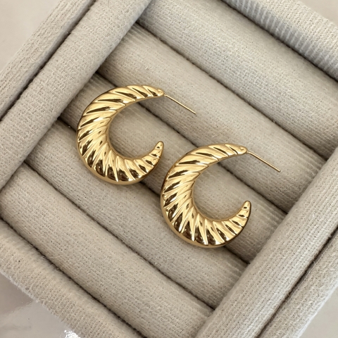 BRINCO MEIA ARGOLA GOTA TRABALHADA - 30mm - comprar online