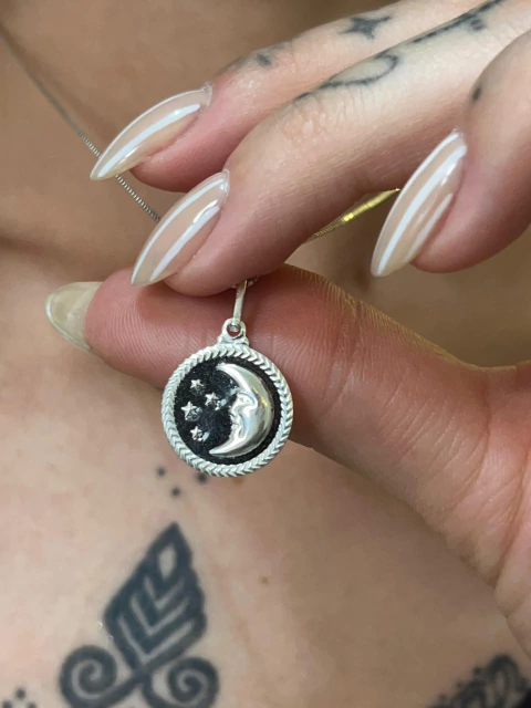 Pingente Medalha Lua e Estrelas