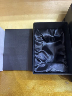 Caja de presentación negra, grabado clásico