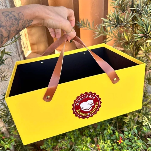 Caixa de Presente com Alça de Couro - comprar online