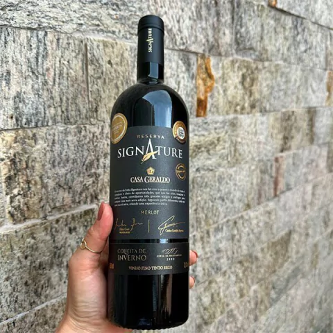 Reserva Signature Merlot Casa Geraldo Colheita de Inverno Vinho Fino Tinto Seco