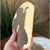 Queijo maturado na folha de figo, mostrando a textura e cor do queijo