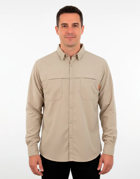 Hombre vestido con camisa manga larga Rip Stop Dupont color gris claro, de frente, con bolsillos en el pecho. Antidesgarro, Secado Rapido Camara respiratoria, manga rebatible. Uso para trekking, pesca, campo, montaña y nautica