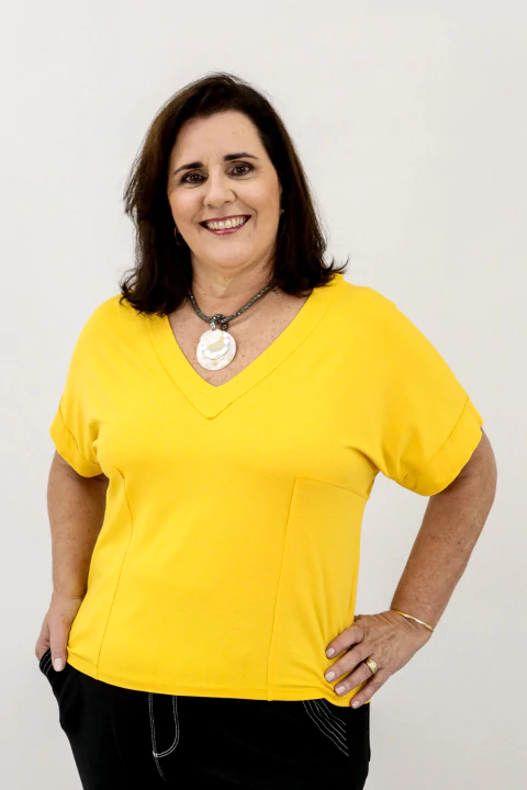 Blusa Manga Curta Decote V Recortes Amarela