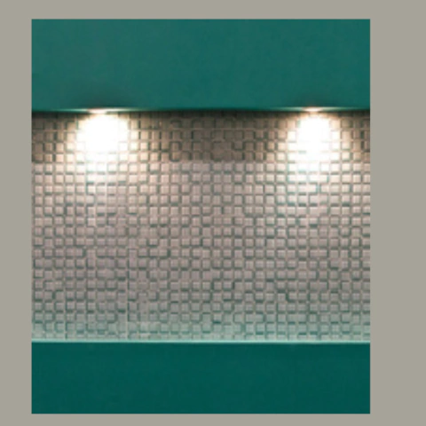 Variedade de cores e formatos: As pastilhas de vidro estão disponíveis em uma ampla gama de cores, formatos e acabamentos. Isso permite uma grande liberdade criativa na hora de decorar, criando padrões, mosaicos e efeitos visuais personalizados.