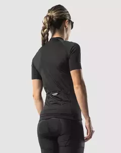 JERSEY EVEREST MUJER REGULAR FIT TOTAL BLACK en internet