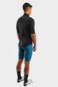 CHALECO QUANTUM WINDSTOPER HOMBRE SLIM FIT TOTAL BLACK en internet