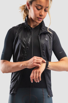 CHALECO NEPAL BAG SLIM FIT TOTAL BLACK MUJER - OXSPORTWEAR