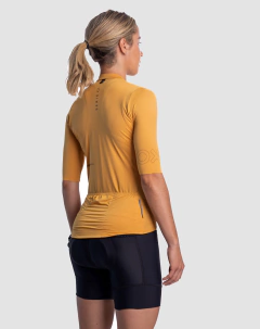 JERSEY ALPES MUJER SLIM FIT OCRE - OXSPORTWEAR