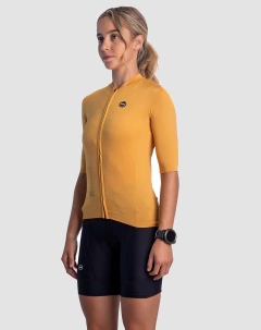 JERSEY ALPES MUJER SLIM FIT OCRE - comprar online