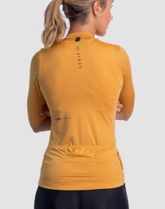JERSEY ALPES MUJER SLIM FIT OCRE en internet