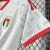 Camisa branca oficial da seleção dos Emirados Árabes Unidos 26/27 masculina Adidas com detalhes vermelhos e escudo UAE FA