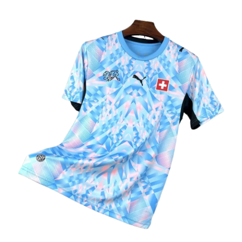 Camisa oficial da seleção da Suíça para a Copa de 2026, modelo torcedor masculino da Puma, azul com detalhes em rosa e símbolos da Suíça