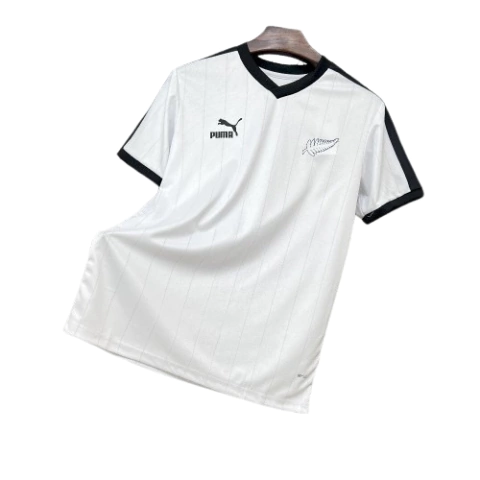 Camisa masculina branca da Nova Zelândia para a Copa de 2026, com detalhes em preto, logo Puma e símbolo da folha de samambaia
