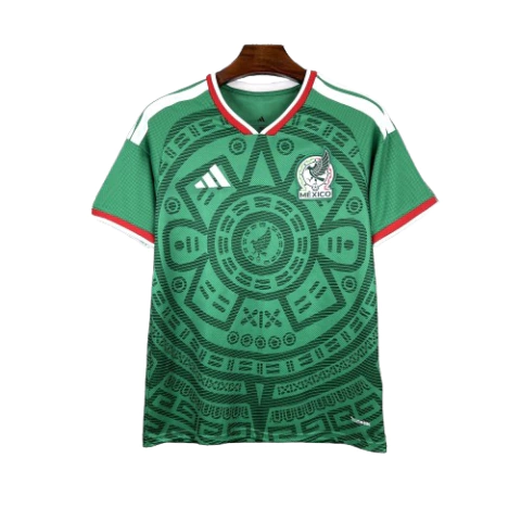 Camisa verde da Seleção do México para a Copa de 2026, modelo torcedor masculino da Adidas com detalhes em vermelho e estampa gráfica inspirada na cultura mexicana