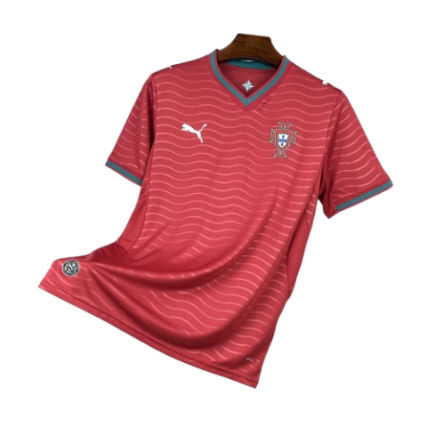 Camisa vermelha da Seleção de Portugal masculina para a Copa de 2026, modelo torcedor da Puma com detalhes em azul e branco