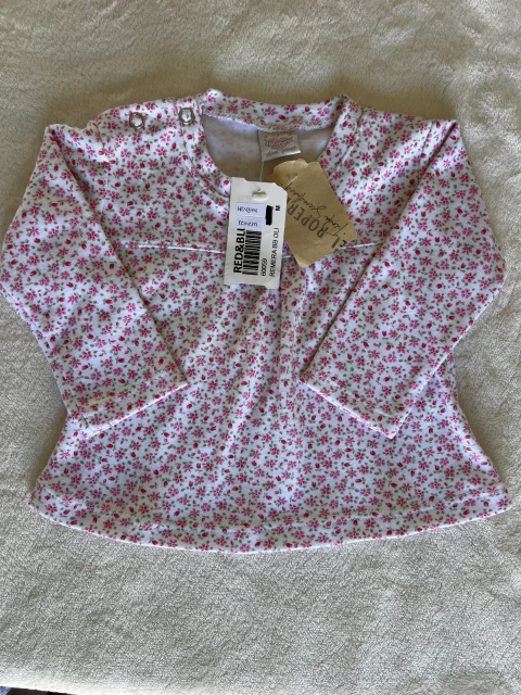 NUEVA- remera con flores - Red & blue, TALLE 6/12 M