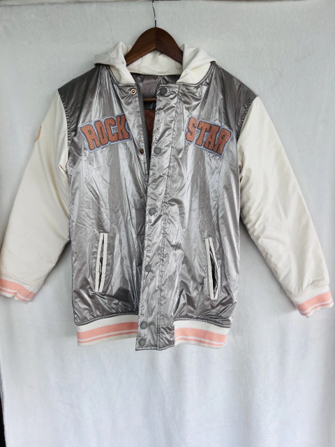 EXCELENTE C/ DETALLES- CAMPERA METALIZADA- GRISINO, TALLE 14