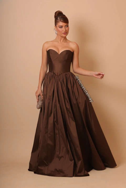 Vestido de festa longo, tomara que caia, decote coração - Marrom