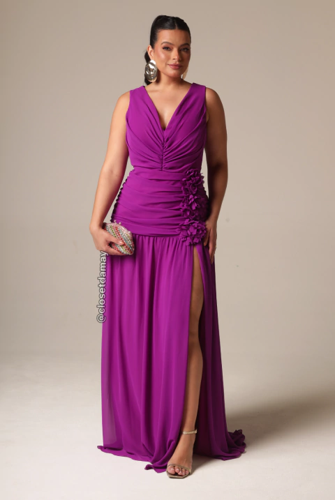 Vestido de festa longo, drapeado com aplicação de flores e fenda - Roxo