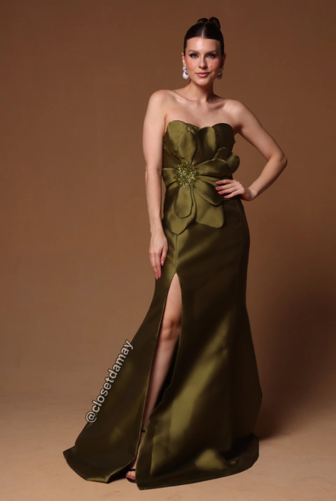 Vestido de festa longo, em zibeline tomara que caia com aplicação em flor fixa na cintura- Verde Oliva