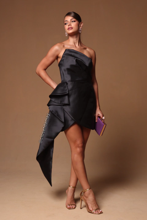 Vestido de festa curto, tomara que caia em zibeline e babados assimétricos - Preto