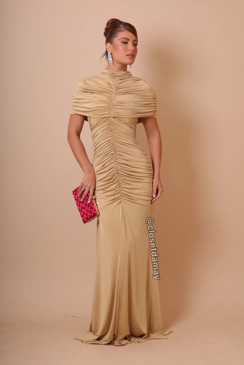 Vestido de festa longo, gola alta, mangas curtas e drapeados - Areia