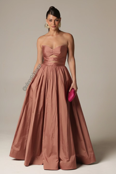 Vestido de festa longo, tomara que caia, decote coração e recorte central - Rosa Canela