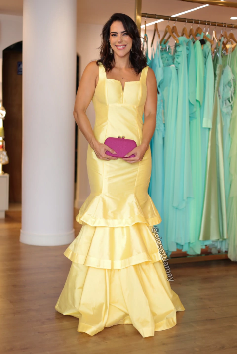 Vestido de festa longo sereia com alça, decote reto e babados assimétricos na saia- Amarelo