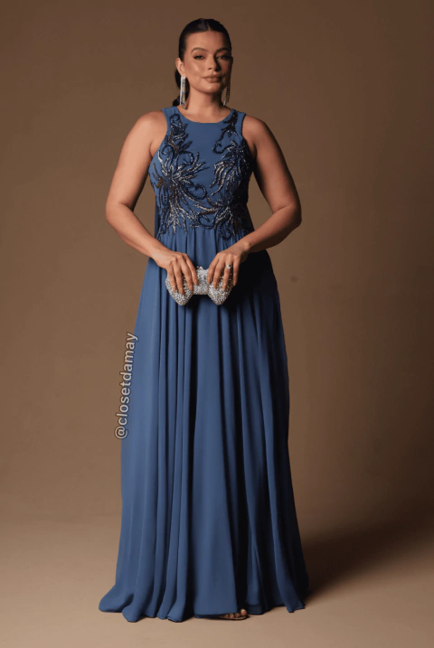 Vestido de festa longo, com alças largas e saia fluida e bordado em pedraria - Azul Cobalto