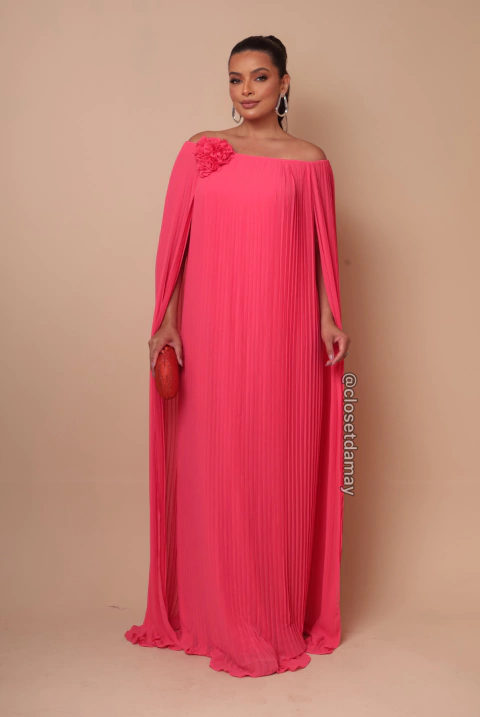 Vestido de festa longo, plissado, ombro a ombro, com caimento solto - Coral