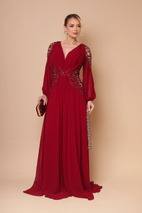 Vestido de festa longo, em decote V e pedraria - Marsala
