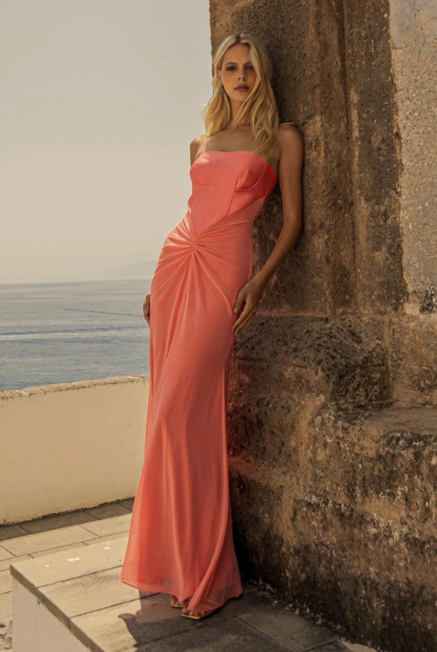 Vestido de festa longo, tomara que caia, busto estruturado e franzido no quadril - Coral