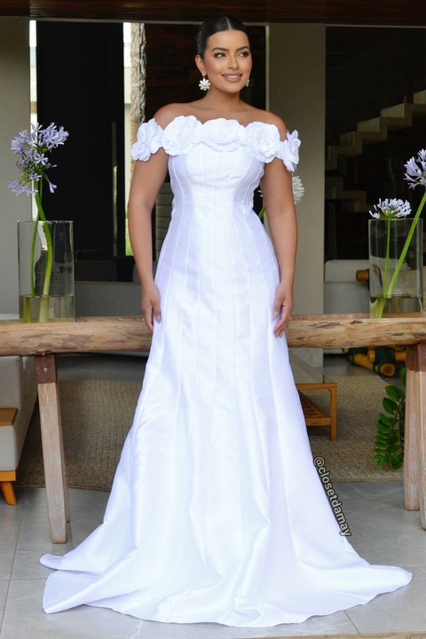 Vestido de noiva longo, em zibeline, ombro a ombro com aplicação em flor - Branco