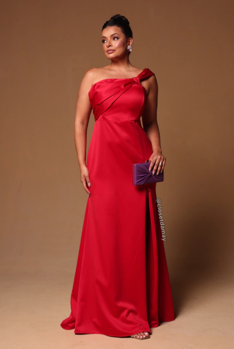 Vestido de festa longo plus size, ombro a ombro, detalhe de laço e fenda - Vermelho