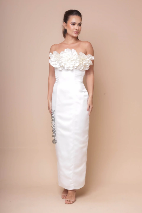 Vestido de noiva midi, em crepe Prada, tomara que caia com flores removíveis - Off White