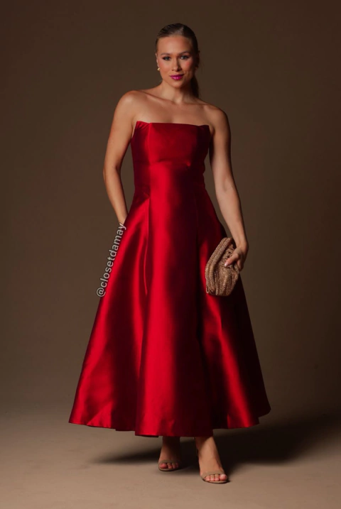 Vestido de festa longuete, tomara que caia e saia evasê - Vermelho