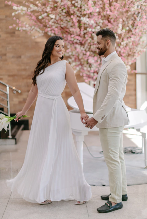 Vestido de noiva em crepe de seda, plissado e decote assimétrico - Branco