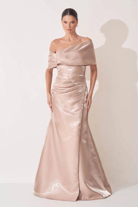 Vestido de festa longo, ombro a ombro, sobreposta e fenda - Dourado