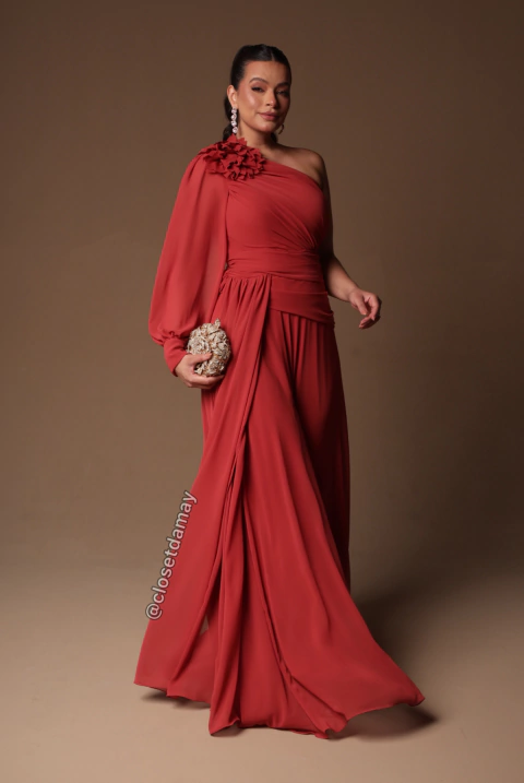 Vestido de festa longo, nula manga removível com flor fixa, drapeado e fenda - Terracota