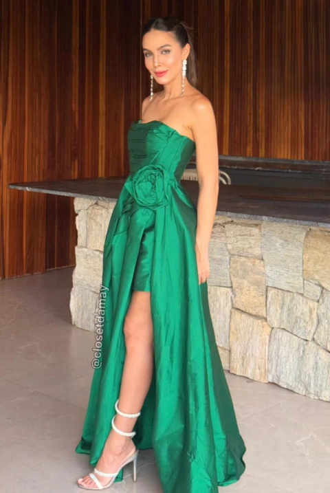 Vestido de festa longo, tomara que caia, flor removível e fenda - Verde Esmeralda