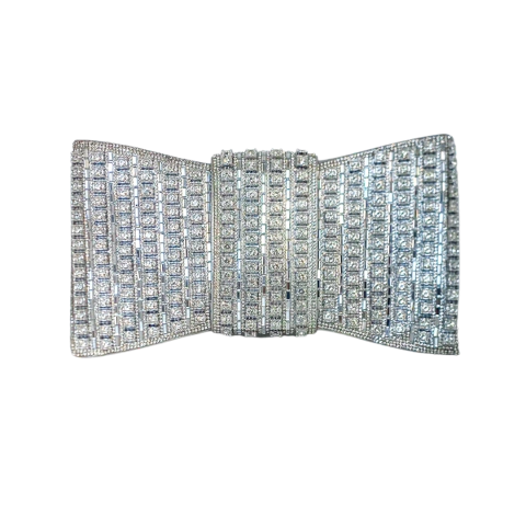 Bolsa clutch em pedraria com formato de laço - Prata