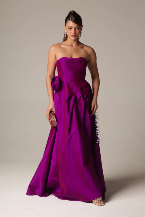 Vestido de festa longo, tomara que caia, flor removível e fenda - Roxo