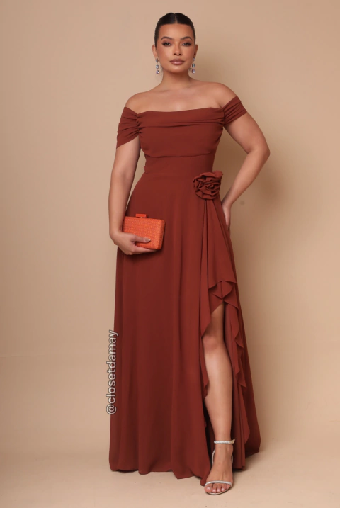 Vestido de festa longo, ombro a ombro, decote drapeado - Marrom