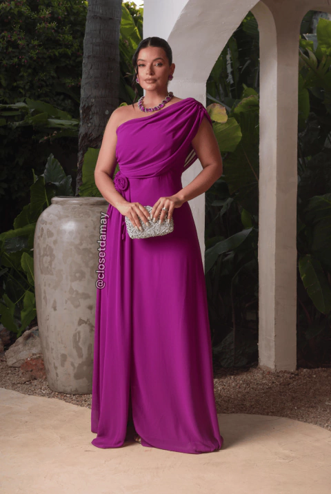 Vestido de festa longo, com decote assimétrico, fenda e aplicação de flores - Roxo