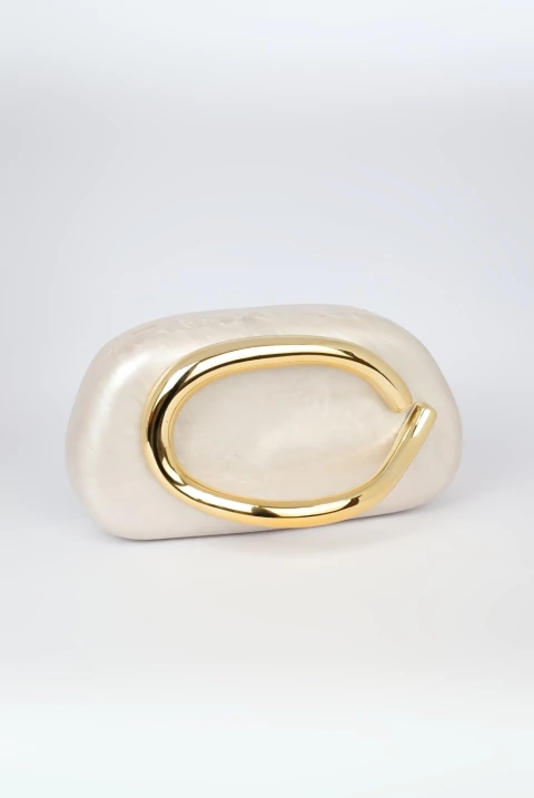 Bolsa clutch, em acrílico perolado com alça metálica prata em formato oval - Off White