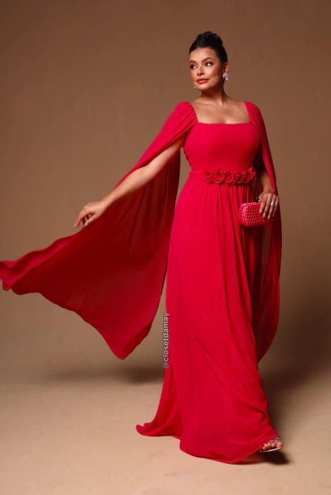 Vestido de festa longo, com manga capa e aplicação de flor - Vermelho