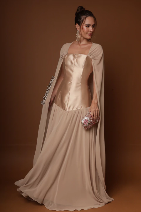 Vestido de festa longo, com decote reto e capa fixa - Dourado